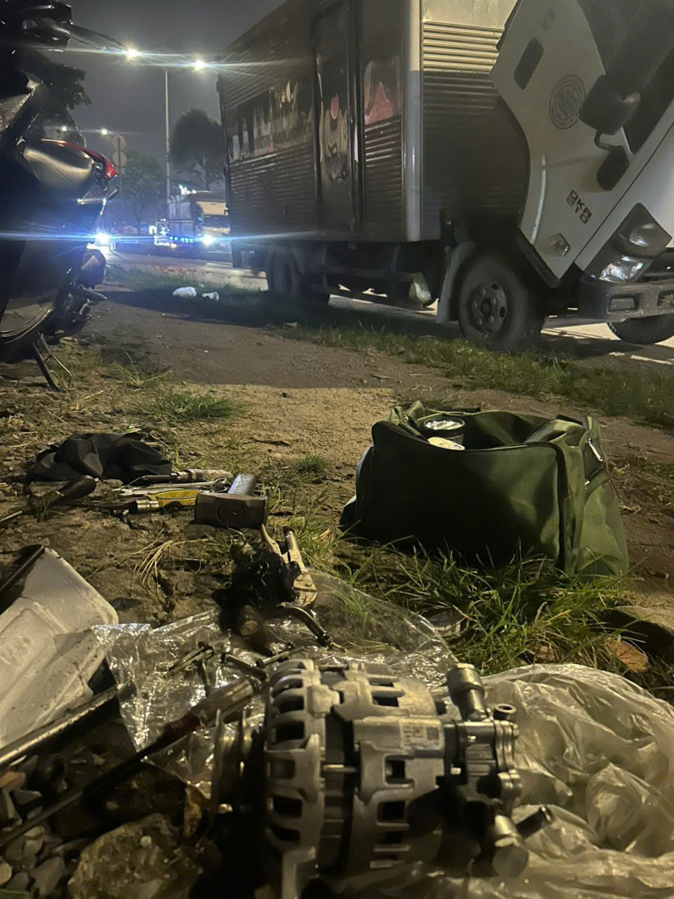 Kỹ thuật viên Khánh Sơn AUTO sửa chữa hệ thống điện khi xe mất điện 24/24 tại TP.HCM