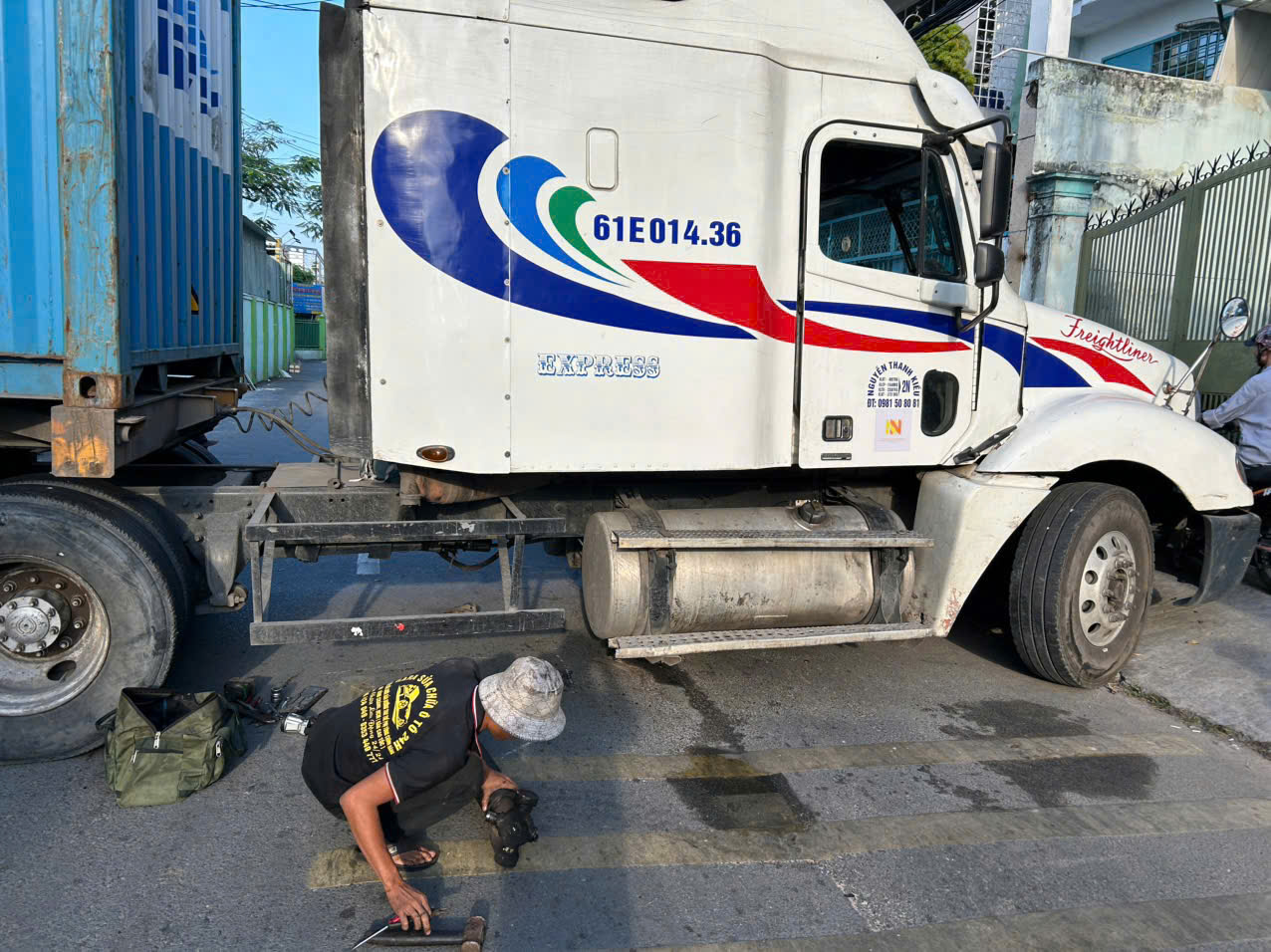 Kỹ thuật viên Khánh Sơn AUTO kích bình ắc quy tại chỗ